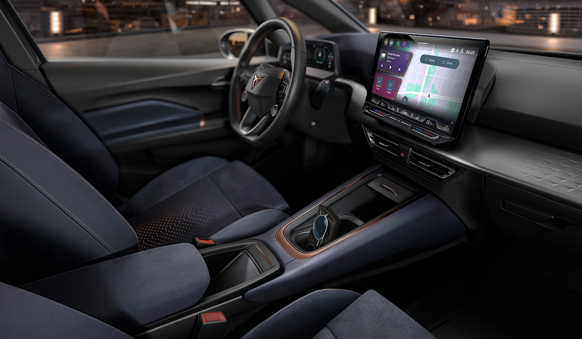 Innenraum des CUPRA Born mit Digital Cockpit und großem Infotainment Display in Frontperspektive